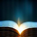 開かれた本から光が放たれている